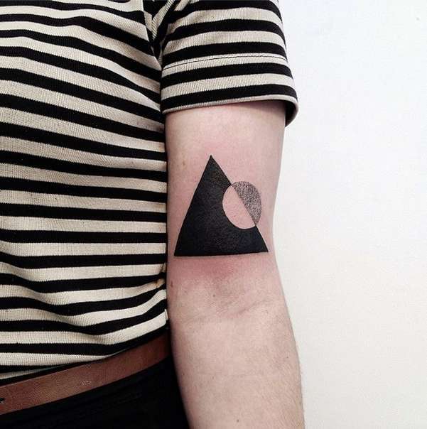 Tatuaje de triángulo blackwork
