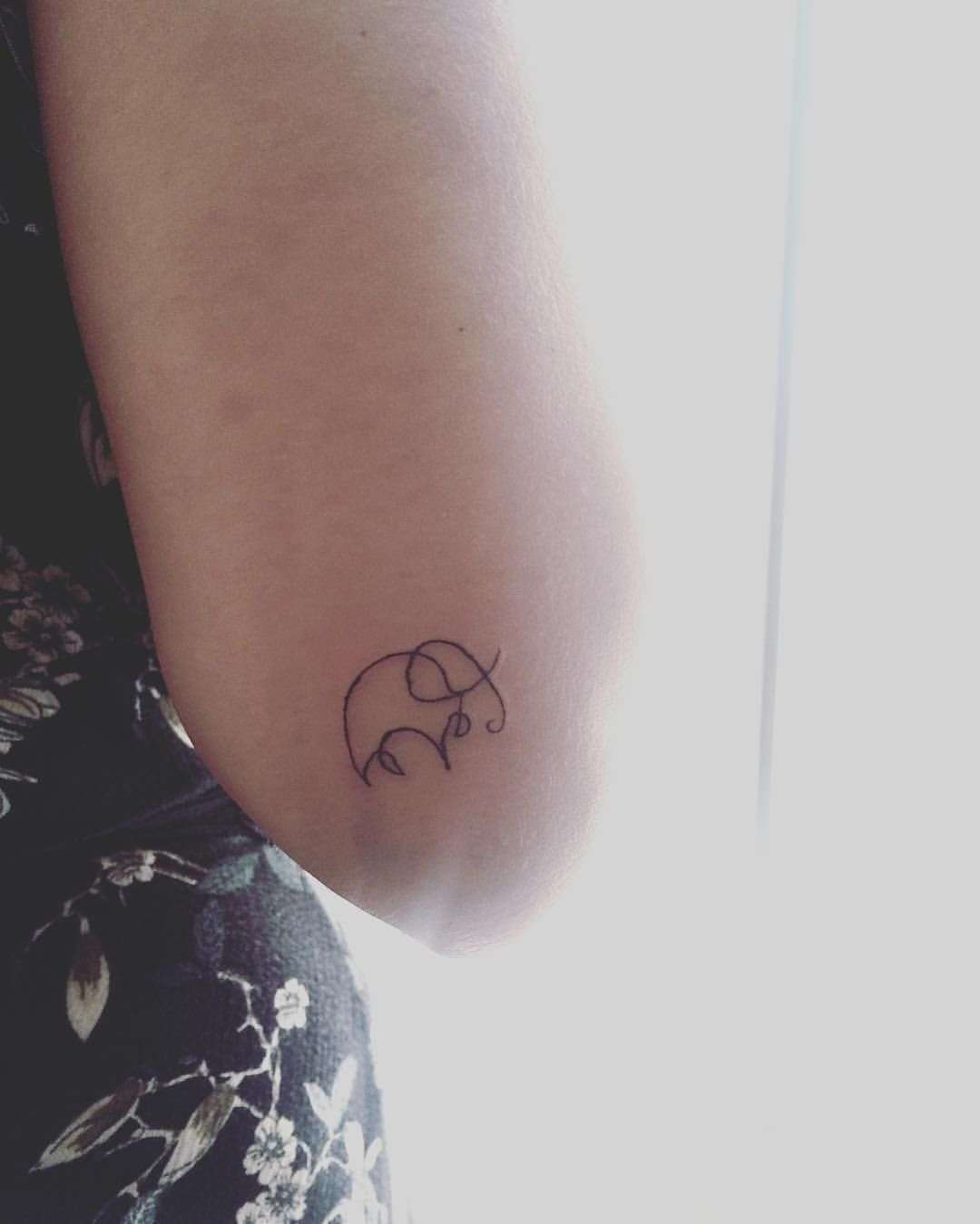 Tatuaje de elefante simple