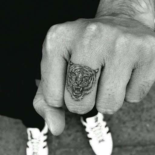 Tatuaje de tigre en el dedo