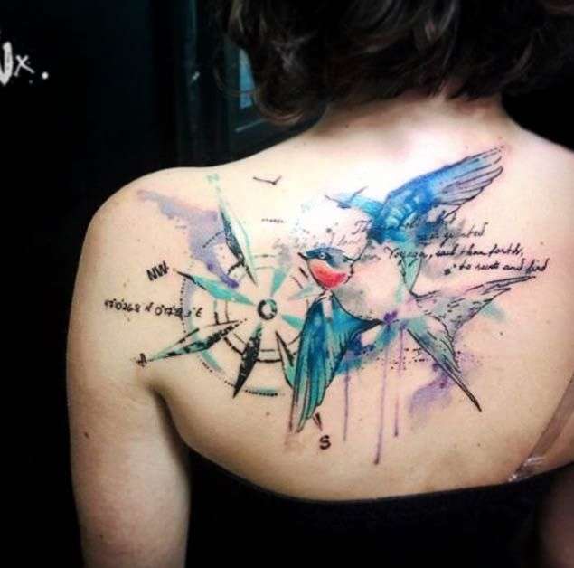 Tatuaje de brújula y ave en la espalda