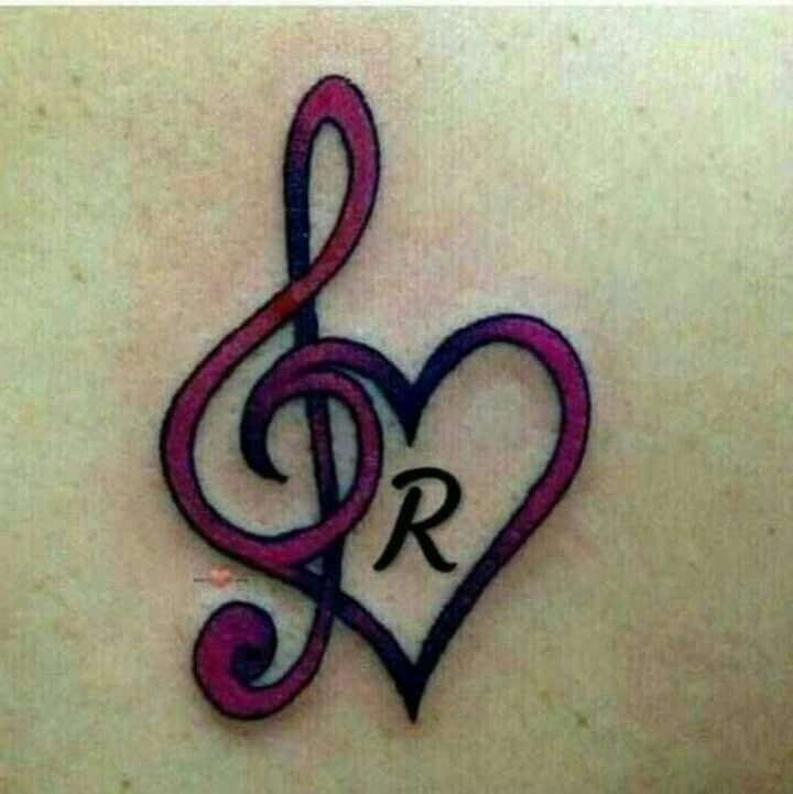 Tatuaje de letra "R" en corazón y clave de sol