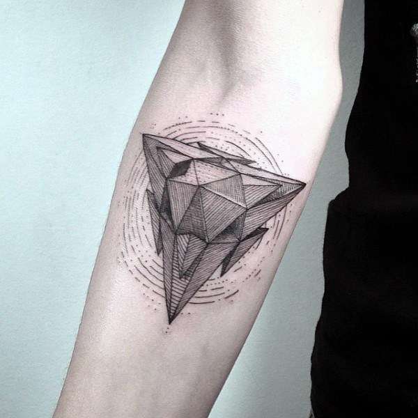 Tatuaje de triángulos en el antebrazo