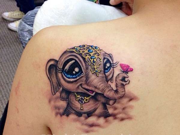 Tatuaje de elefante en el omóplato