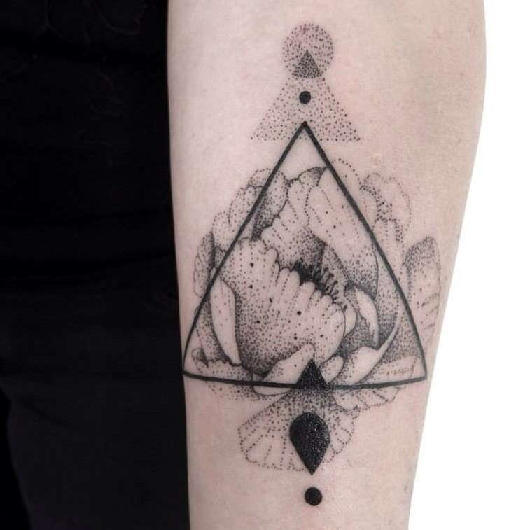 Tatuaje de triángulos y flor