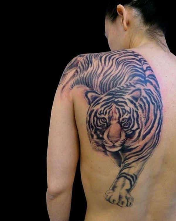 Tatuaje de tigre grande en la espalda