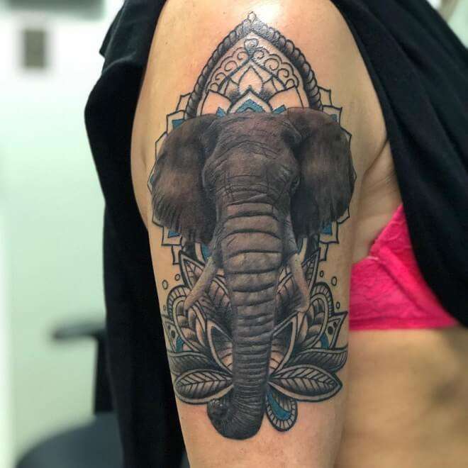 Tatuaje de elefante en el brazo