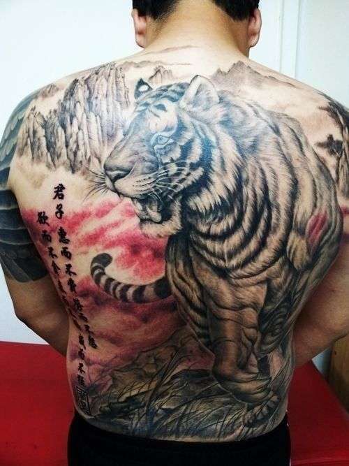 Tatuaje de tigre en toda la espalda