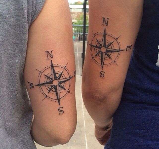 Tatuaje de brújula simple en pareja