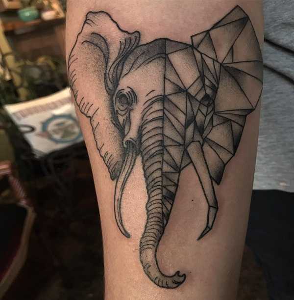 Tatuaje de elefante mitad geométrico