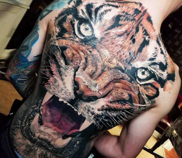 Tatuaje de tigre en toda la espalda