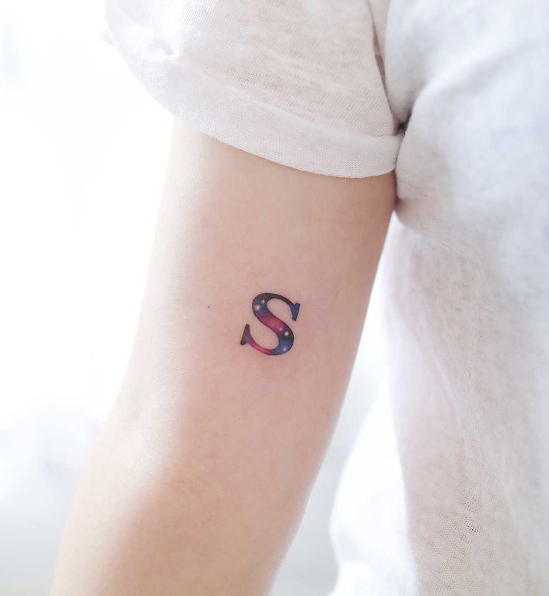 Tatuaje de letra "S" en colores