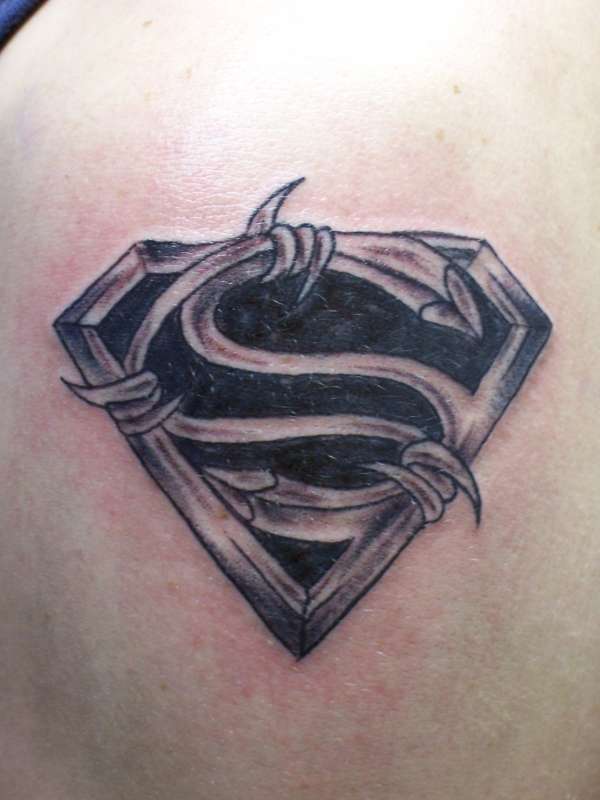 Tatuaje de letra "S"