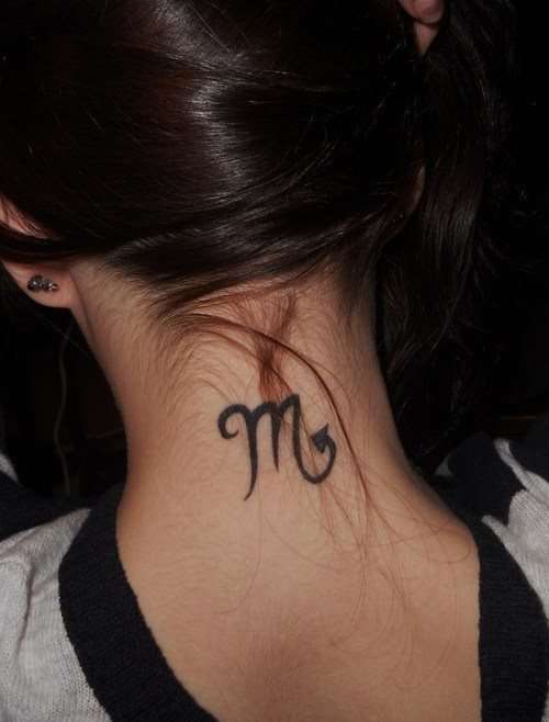 Tatuajes en el cuello: letra M