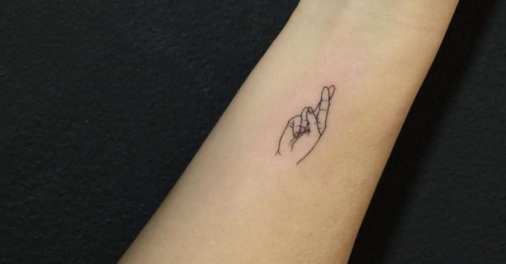 Tatuajes minimalistas: dedos cruzados