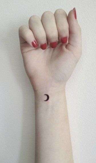 Tatuajes minimalistas: luna