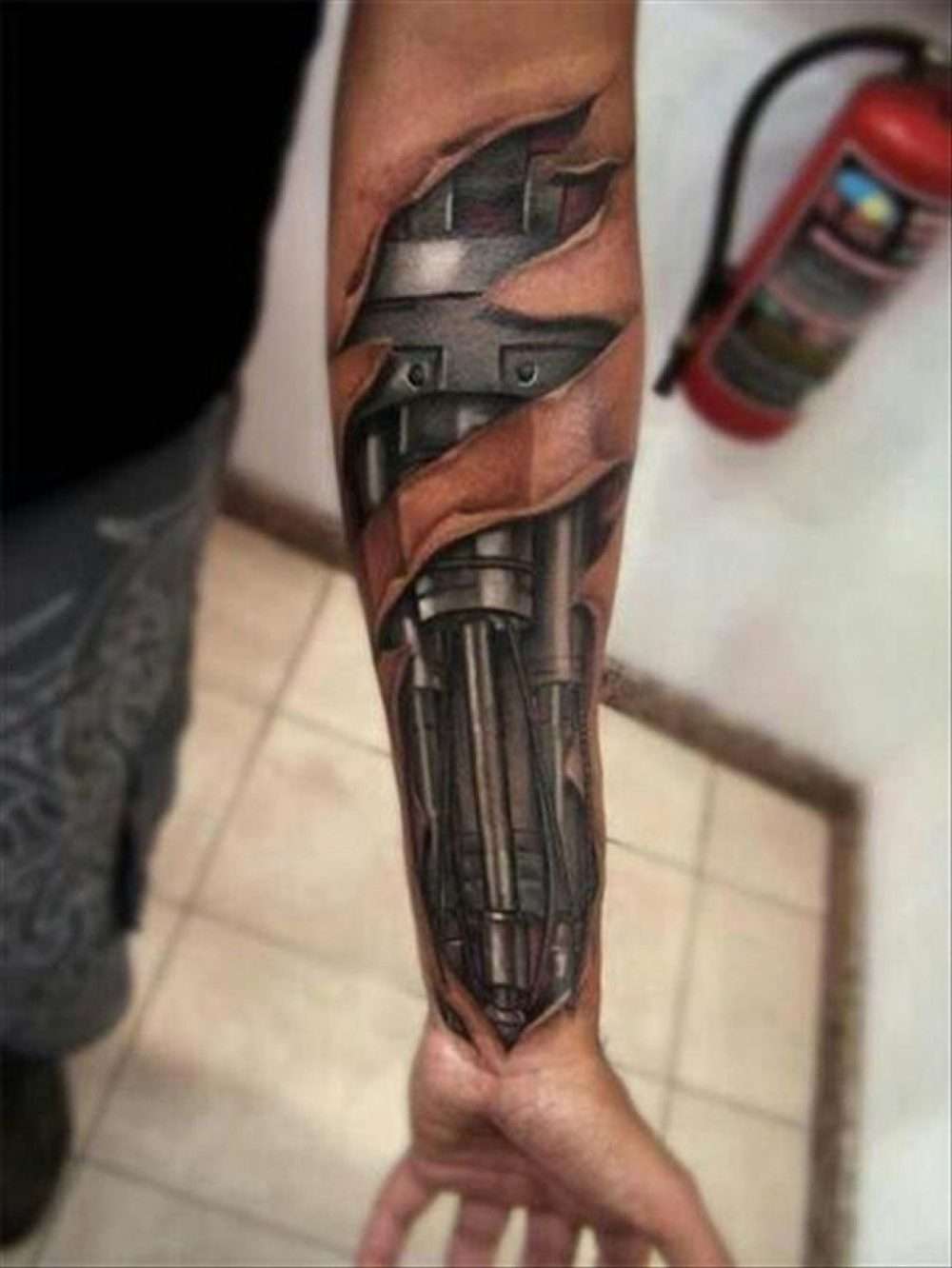 Tatuajes 3D: brazo robótico