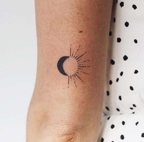 Tatuajes minimalistas: sol y luna