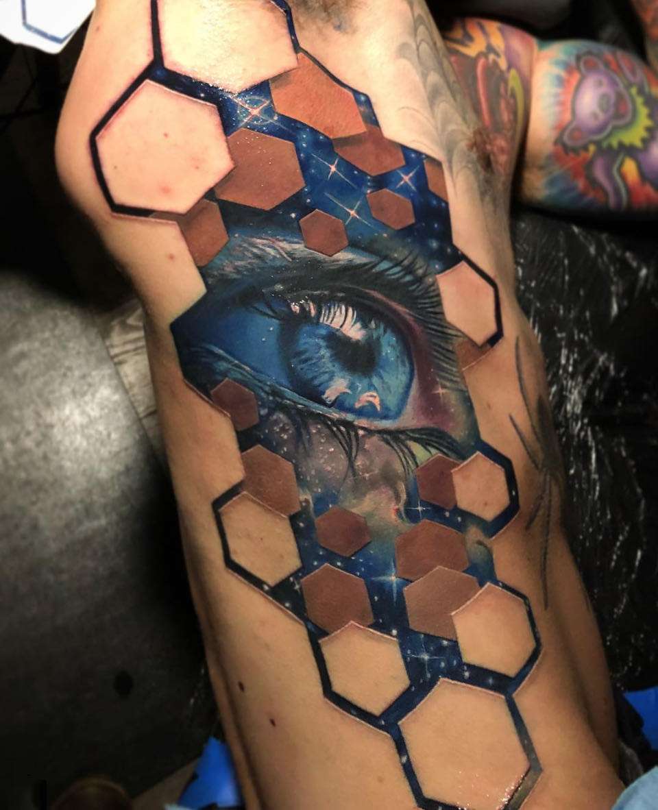 Tatuajes 3D: formas geométricas y ojo