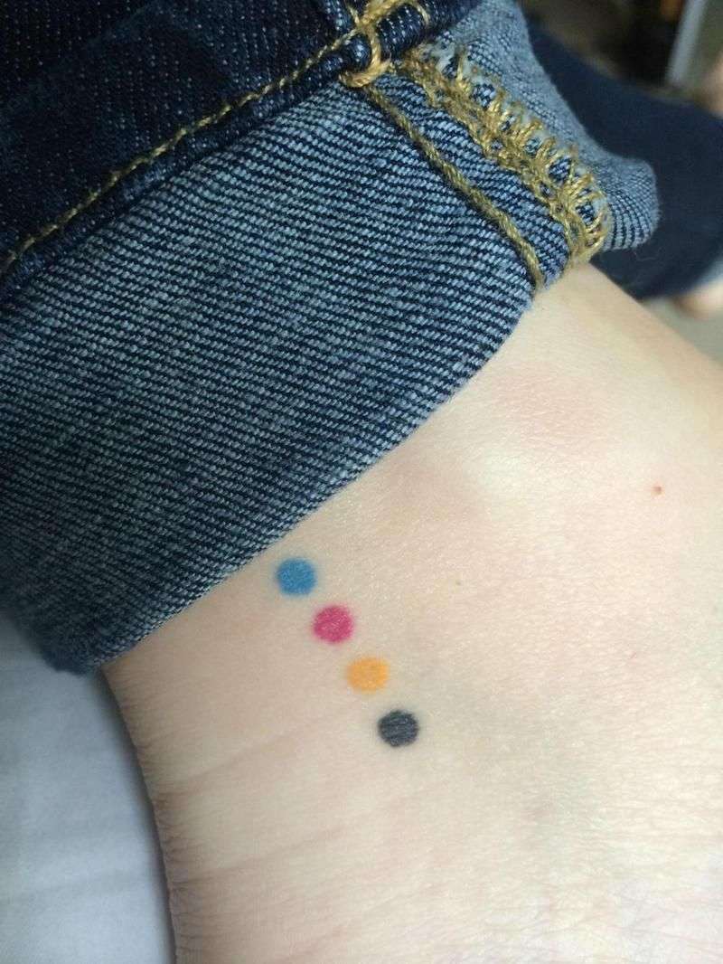 Tatuajes minimalistas: puntos de colores