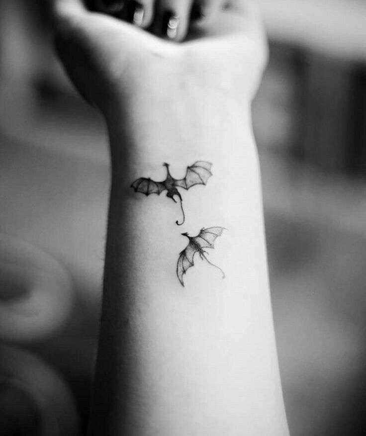 Tatuajes minimalistas: dragones voladores