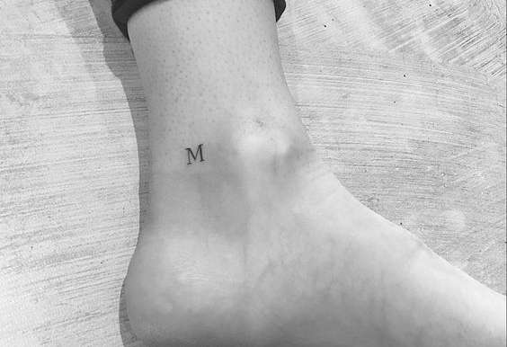 Tatuajes minimalistas: letra inicial M