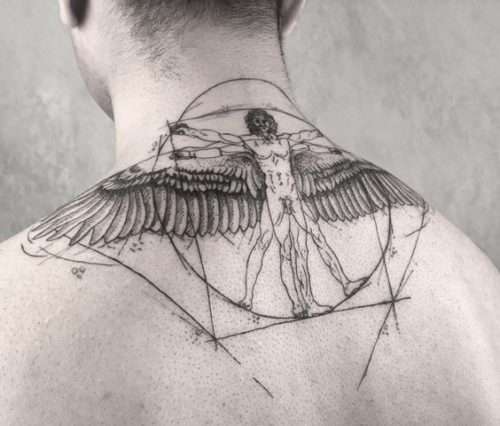 Tatuajes en el cuello: el hombre de Vitruvio