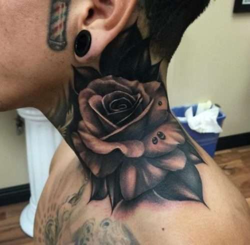 Tatuajes en el cuello: rosa grande