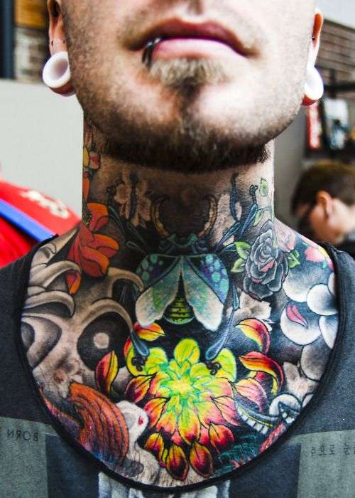Tatuajes en el cuello en colores
