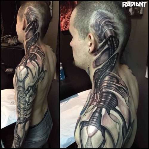 Tatuajes en el cuello: biomecánico