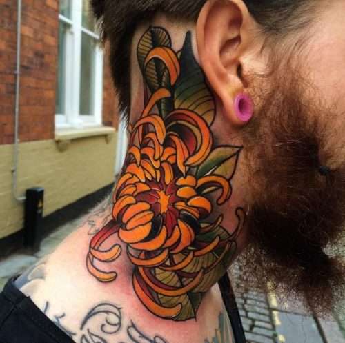 Tatuajes en el cuello: crisantemo