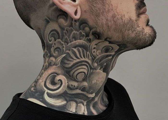 Tatuaje en el cuello en blanco y negro