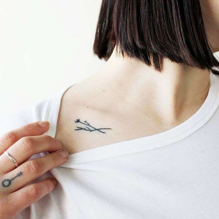 Tatuaje minimalista en el hombro