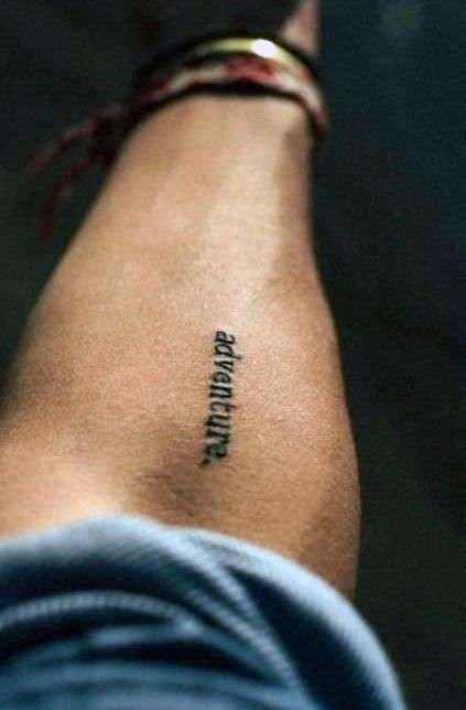 Tatuaje minimalista: palabra en antebrazo