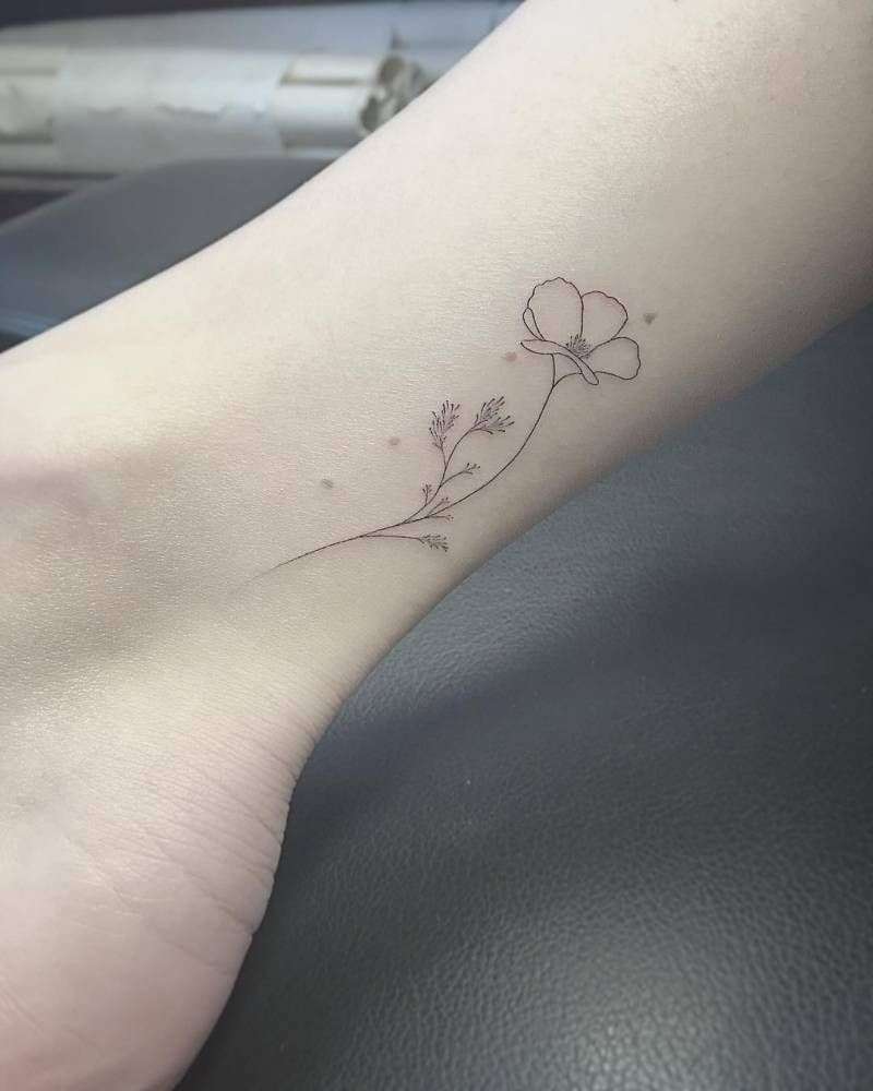 Tatuajes minimalistas: flor