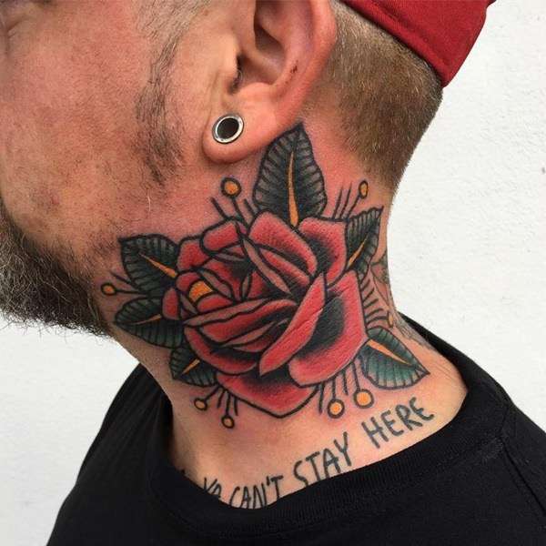 Tatuajes en el cuello: rosa roja