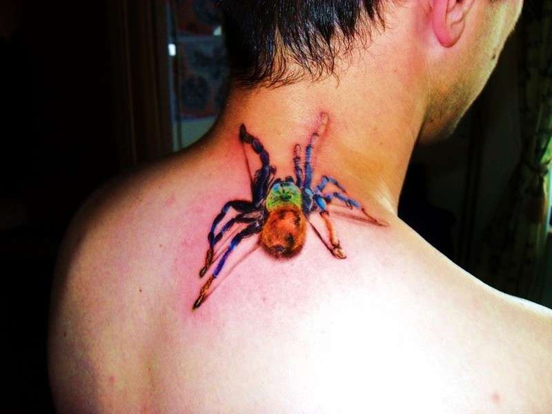 Tatuajes en el cuello: araña en colores