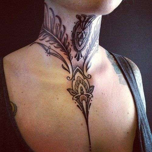 Tatuajes en el cuello: diseño en tinta negra