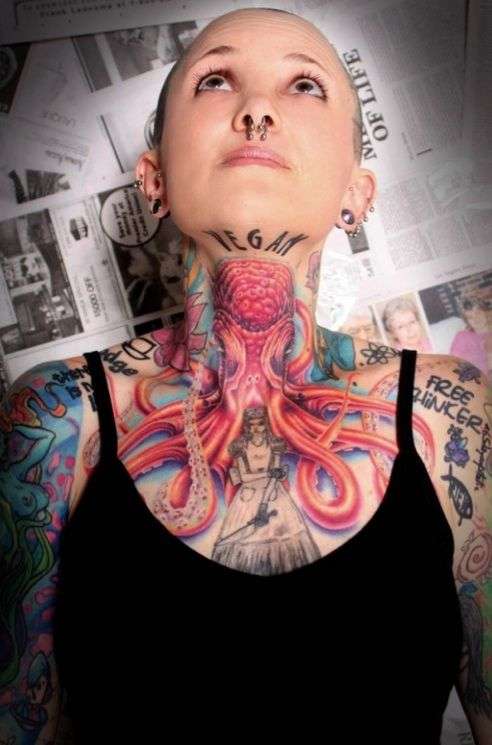 Tatuaje de pulpo en el cuello