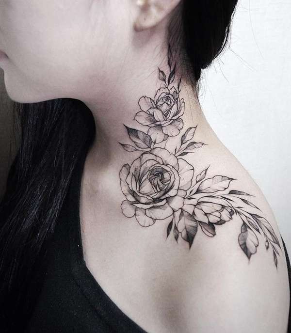 Tatuaje de rosas en el cuello