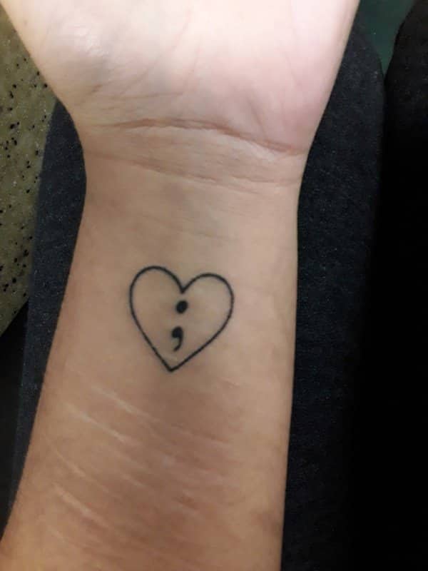 Tatuajes minimalistas: corazón, punto y coma