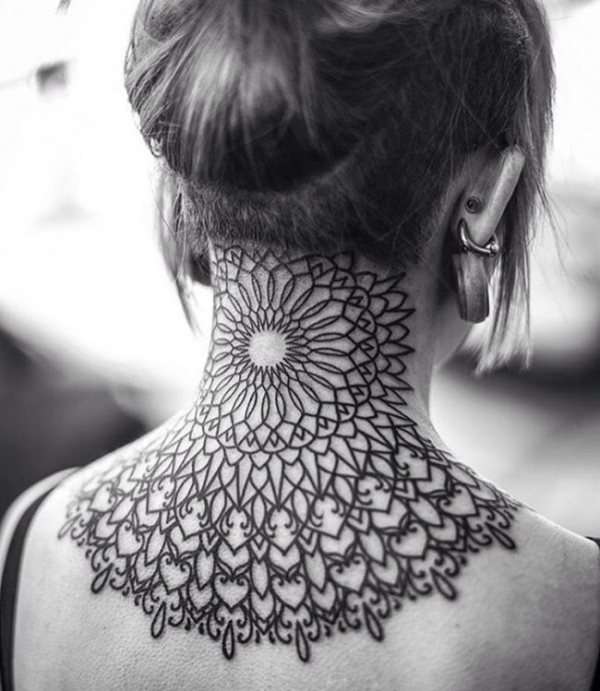 Tatuajes en el cuello: estilo mandala