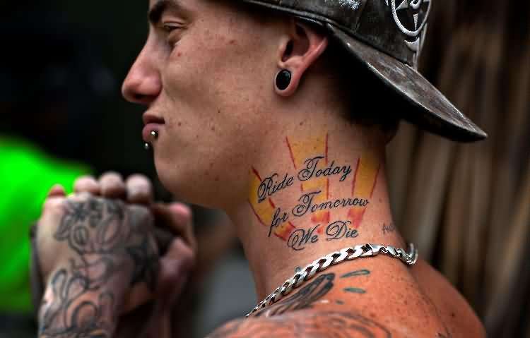 Tatuajes en el cuello: frase