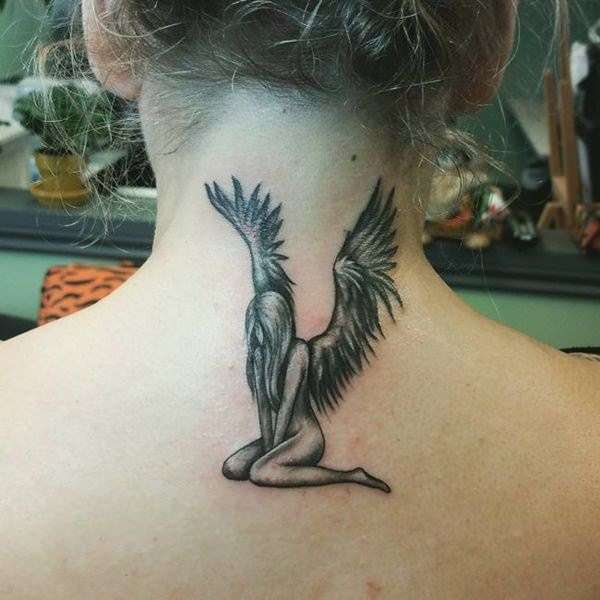 Tatuajes en el cuello: ángel femenino