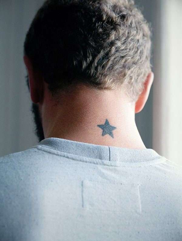 Tatuajes en el cuello: estrella sencilla