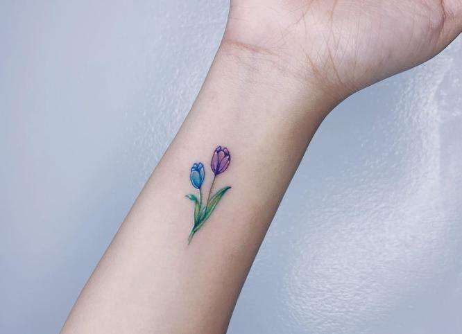 Tatuajes minimalistas: flores en colores