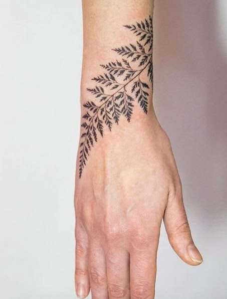Tatuajes en la muñeca: rama con hojas