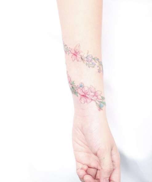 Tatuajes en la muñeca: flores
