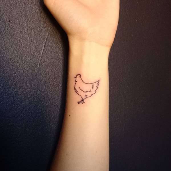 Tatuajes en la muñeca: gallina