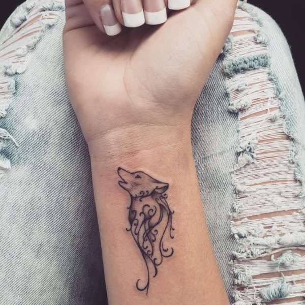 Tatuajes en la muñeca: lobo