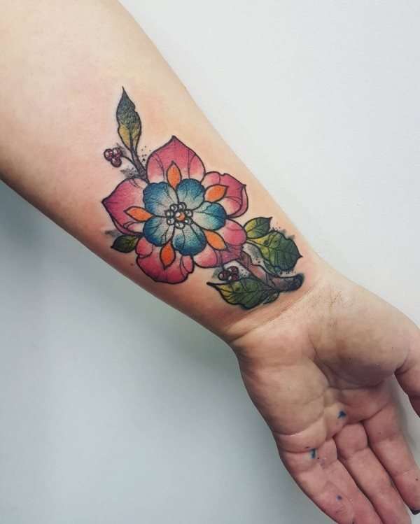 Tatuajes en la muñeca: flor en colores